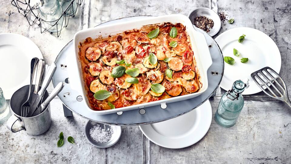 Ob als Beilage, als Buffet-Beitrag oder als einfacher Mittagstisch: Unser Rezept für mediterranen Zucchini-Tomaten-Auflauf ist sehr lecker!