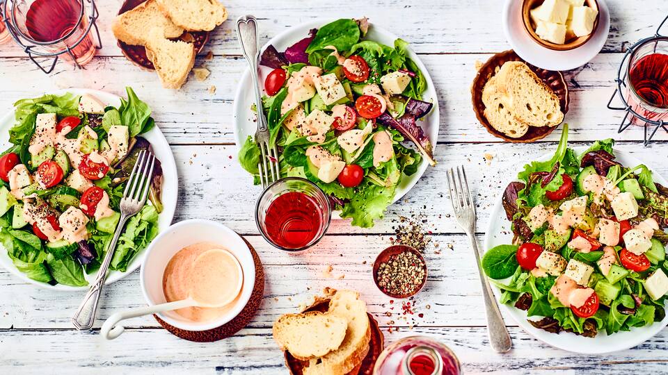 Schnelles Gericht für Zwischendurch oder als Vorspeise: Probieren Sie unseren Blattsalat mit Gurkenstückchen und Mozzarella an Joghurt-Dressing!